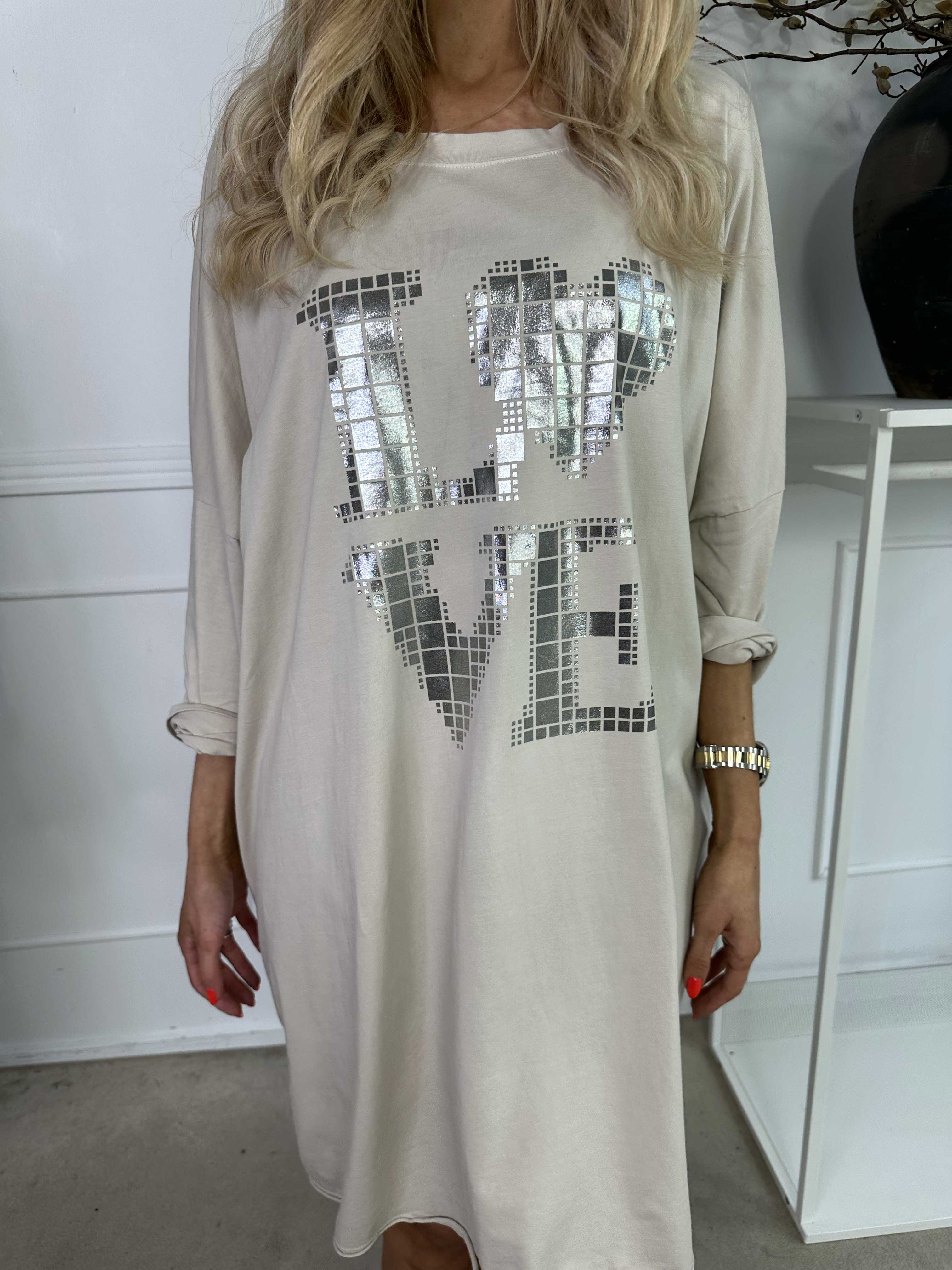 Oaklyn - Joggingklänning i mjuk bomull med silverskrift på framsidan